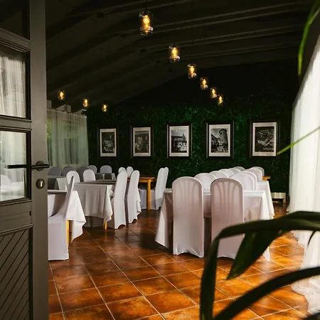 Restaurant & U Hradu بيت ضيافة Šternberk
